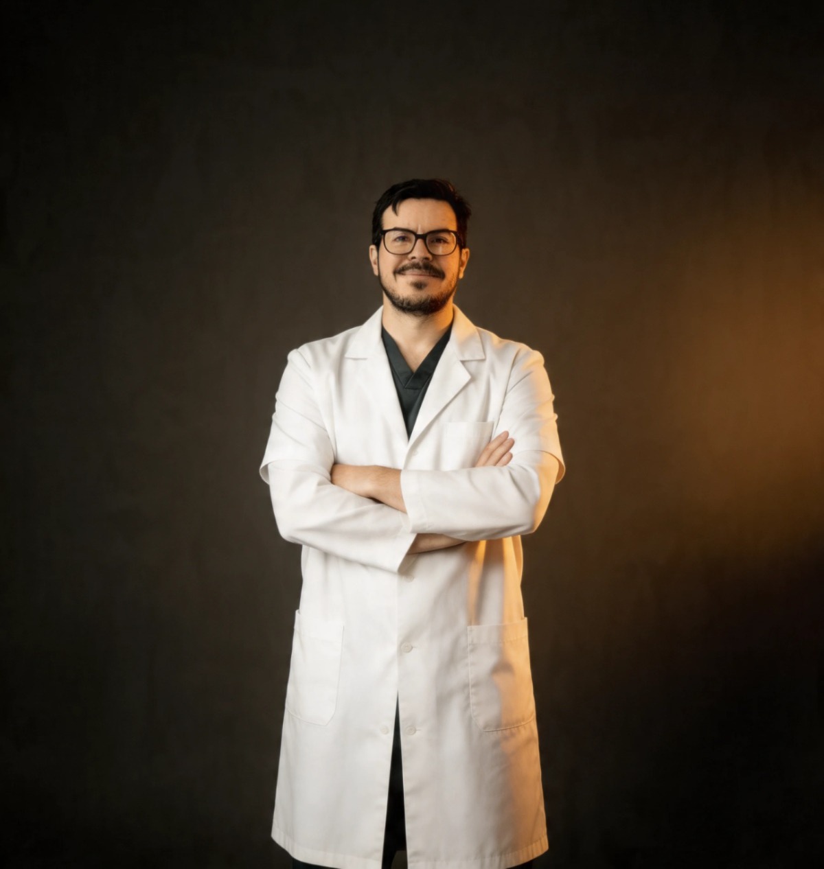 Dr. Alejandro Muñiz Goldaracena, coloproctólogo certificado en San Luis Potosí, en su consultorio